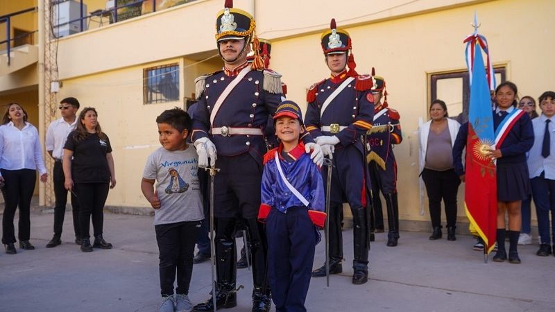 Granaderos recorren las escuelas de la Provincia