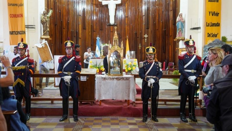 Granaderos recorren las escuelas de la Provincia