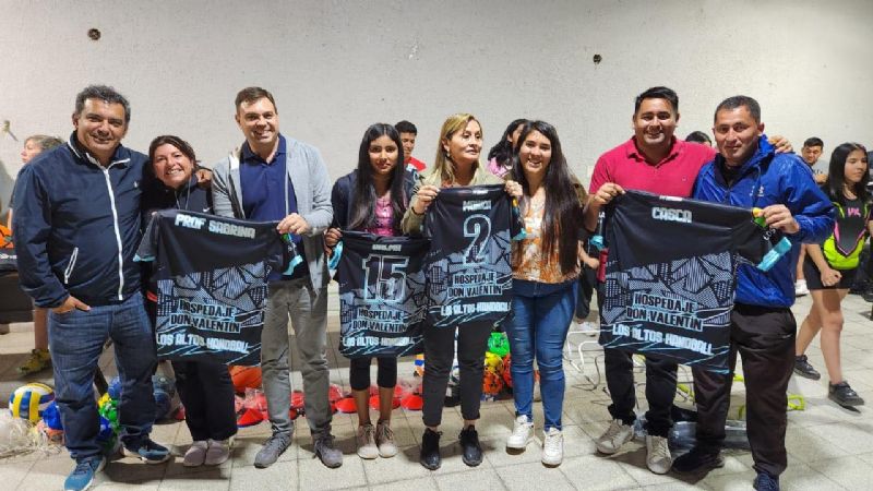 Barot entregó indumentaria a la escuela formativa de Handball en Los Altos