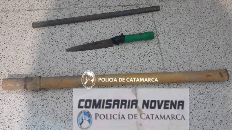 Delincuente forcejeó con un policía y cayeron a un pozo de 4 metros