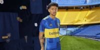 CRISTIAN MEDINA con la nueva camiseta titular de Boca. Por la cara, pareciera que no le gustó mucho.