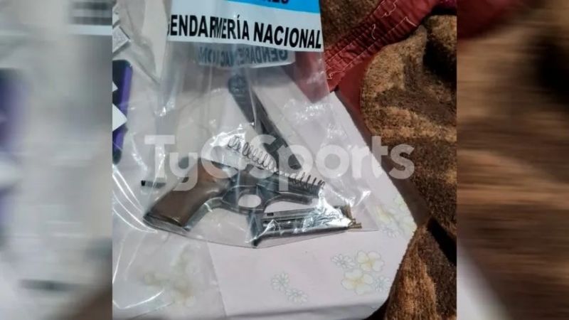 Entradas, indumentaria y un arma en allanamientos a Boca