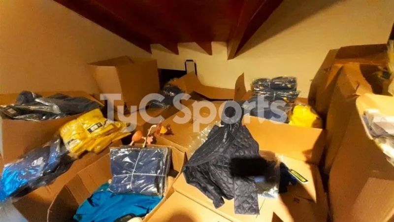 Entradas, indumentaria y un arma en allanamientos a Boca