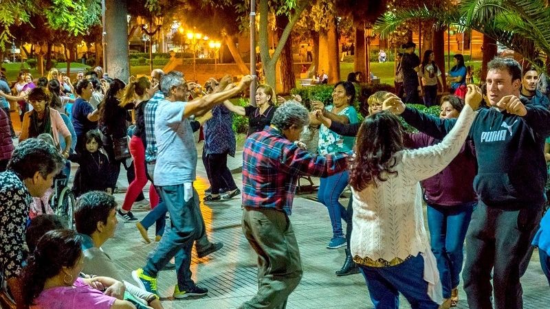 Canto y danza  para celebrar el Día Mundial Del Folklore
