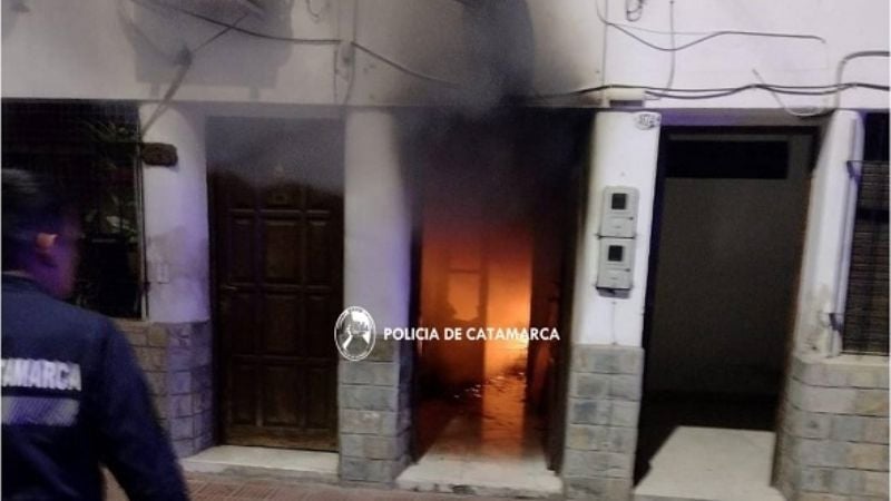 Rescatan a dos hombres en un incendio