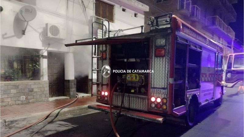 Rescatan a dos hombres en un incendio