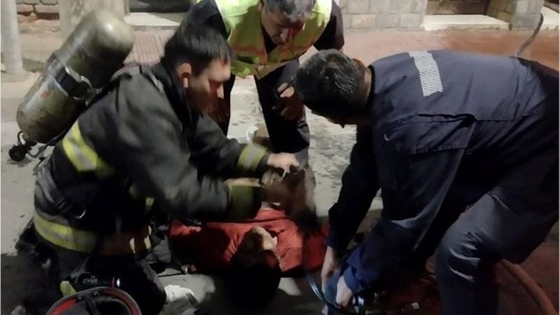 Rescatan a dos hombres en un incendio