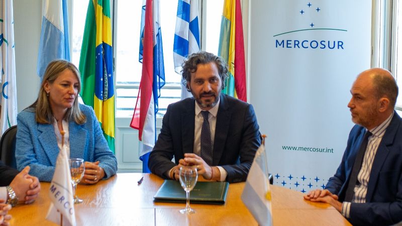 Cancillería firma acuerdo por 44 millones de dólares para obras en la línea Urquiza