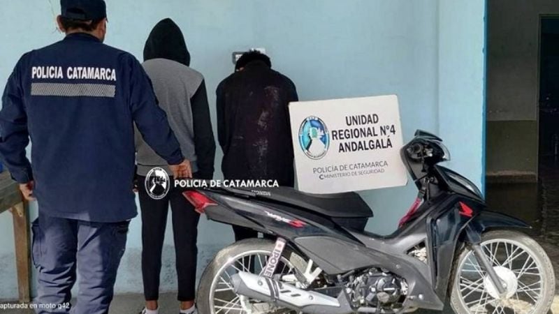 Dos menores demorados circulando en una moto robada