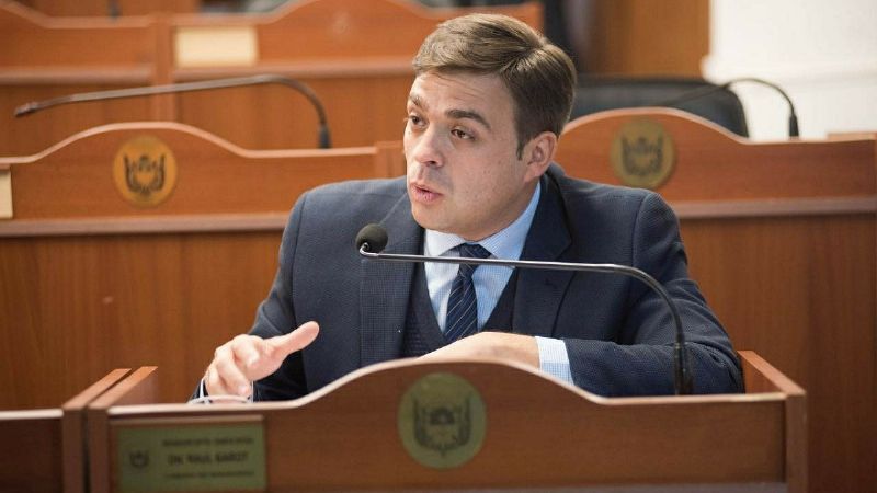 Raúl Barot quedó en medio de una pelea de concejales