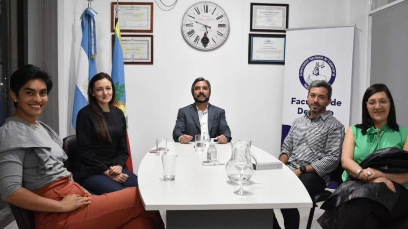 Autoridades de Derecho con académico internacional