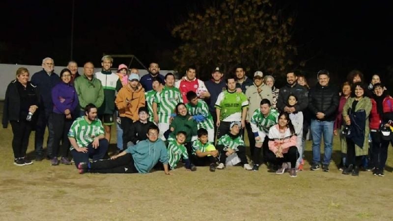 Escuela de fútbol “Primeros Pasos” recibió materiales