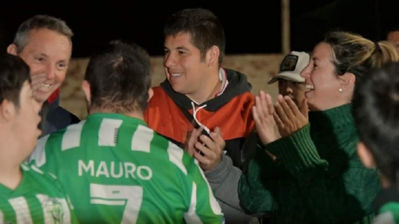 Escuela de fútbol “Primeros Pasos” recibió materiales