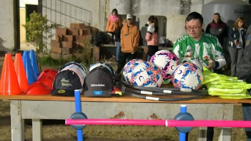 Escuela de fútbol “Primeros Pasos” recibió materiales