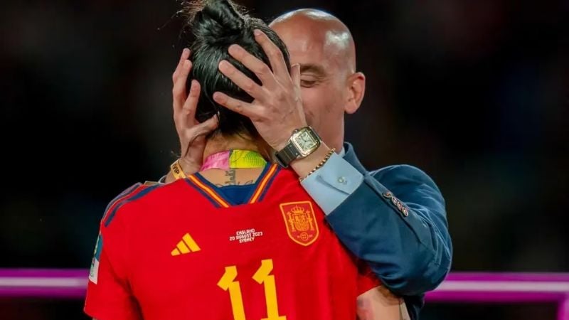 Renuncia de Rubiales tras el escándalo del beso