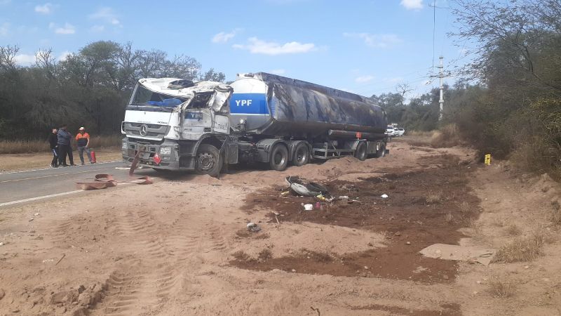 Catamarca: un camión volcó y derramó 36.000 litros de combustible