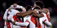 EL ABRAZO de todo River para festeja el triunfo ante Barracas Central.