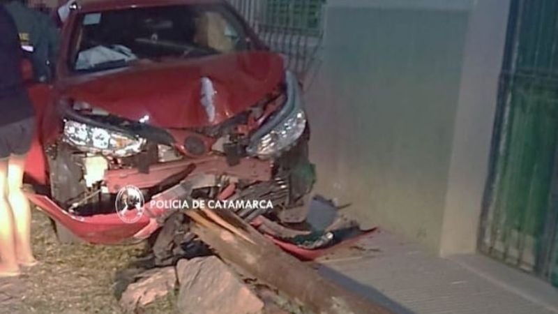 Dos mujeres chocaron contra un poste de luz
