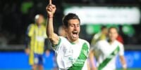 JUAN PABLO ÁLVAREZ festejando el segundo de Banfield, en su vuelta al 