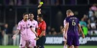 El árbitro salvadoreño Ivan Burton amonesta a Lionel Messi, que en el clásico ante Orlando City recibió la primera tarjeta amarilla en la Leagues Cup.