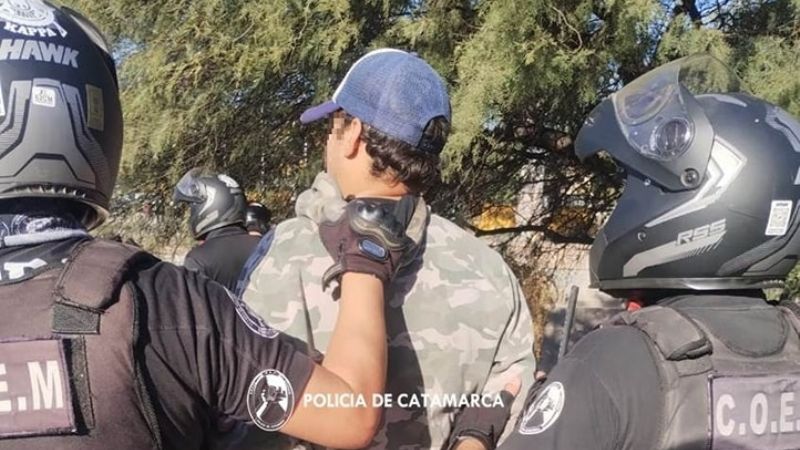 Dos jóvenes peleaban en la calle y quedaron detenidos