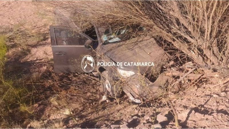 Camioneta terminó en la banquina