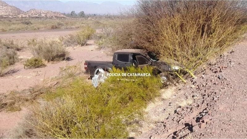Camioneta terminó en la banquina