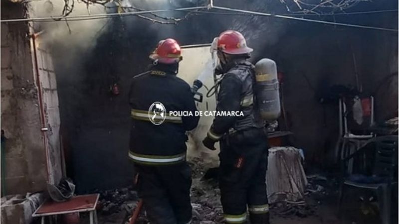 Policías sofocaron un incendio de una vivienda en la Capital