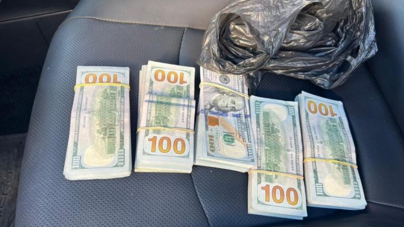 Pareja ocultaba debajo de los asientos más de 45.000 dólares sin justificación legal