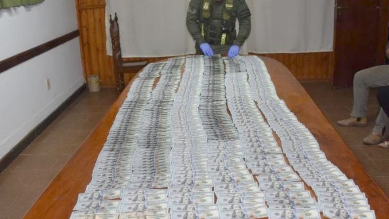 Pareja ocultaba debajo de los asientos más de 45.000 dólares sin justificación legal