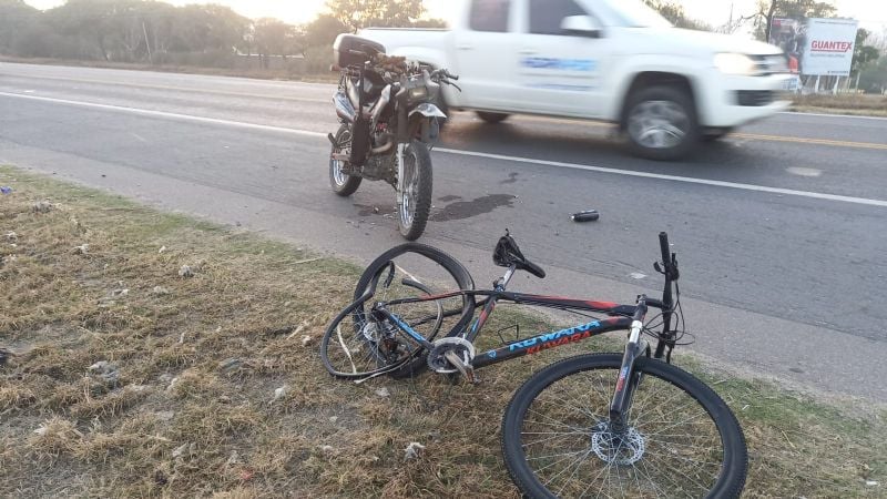 Un ciclista terminó en el hospital tras ser chocado por una moto
