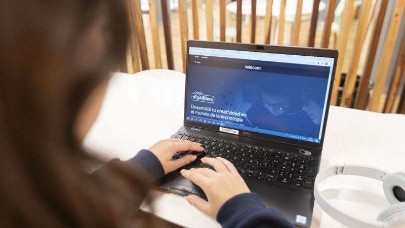 Telecom invita a mujeres adolescentes a iniciarse en el mundo de la tecnología