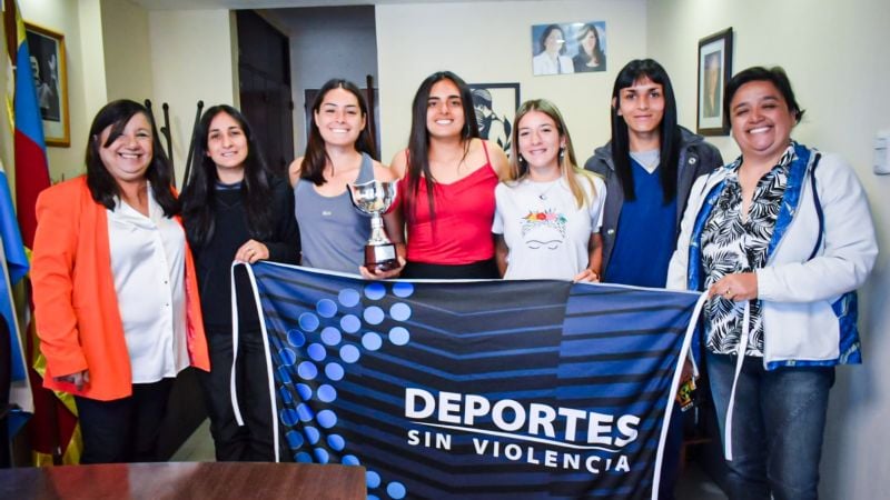 Diputados destacó a jugadoras de hockey catamarqueñas que alzaron con el título nacional