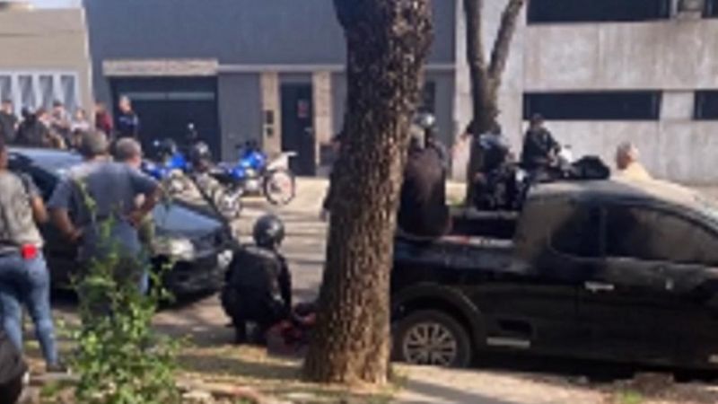 Pitbull totalmente descontrolado atacó a cinco personas y un policía lo baleó