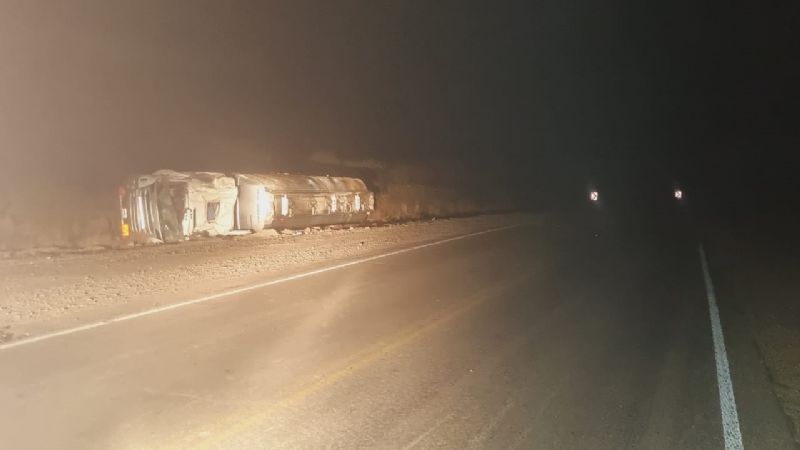 Volcó un camión con más de 10.000 litros de nafta y el tránsito quedó interrumpido