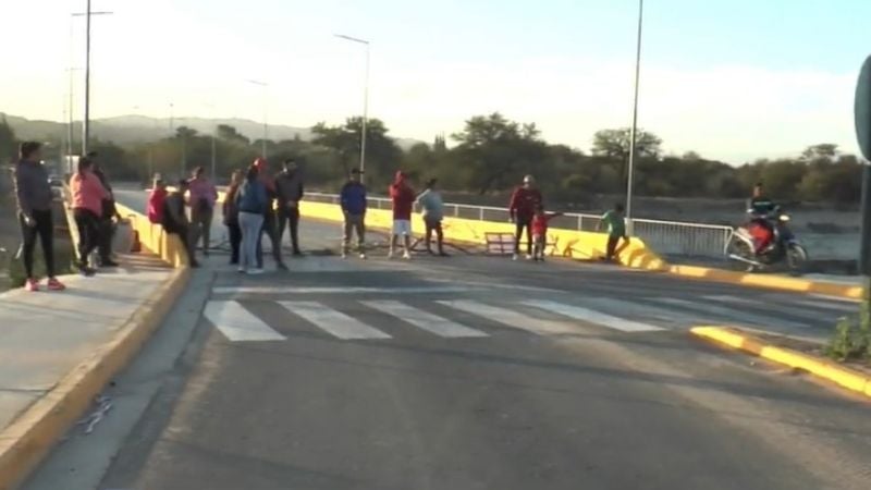 Colgados de la luz cortaron el puente del Camino de la Virgen