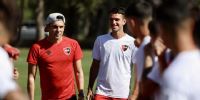 Mauricio Larriera en una de sus primeras prácticas, al frente del plantel 