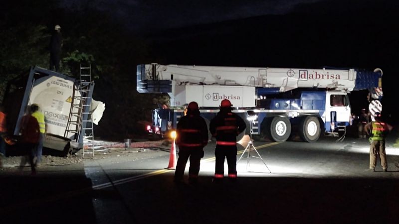 Difícil operativo para trasladar el container que volcó en El Portezuelo
