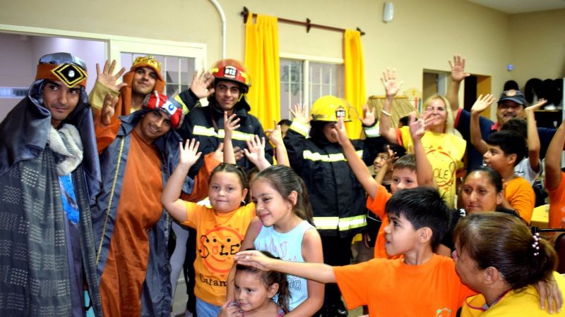 Bomberos voluntarios volvieron a ser "Reyes Magos"