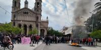La protesta de la Policía Provincial, en la Plaza 25 de Mayo de La Rioja, ya lleva más de 24 horas.