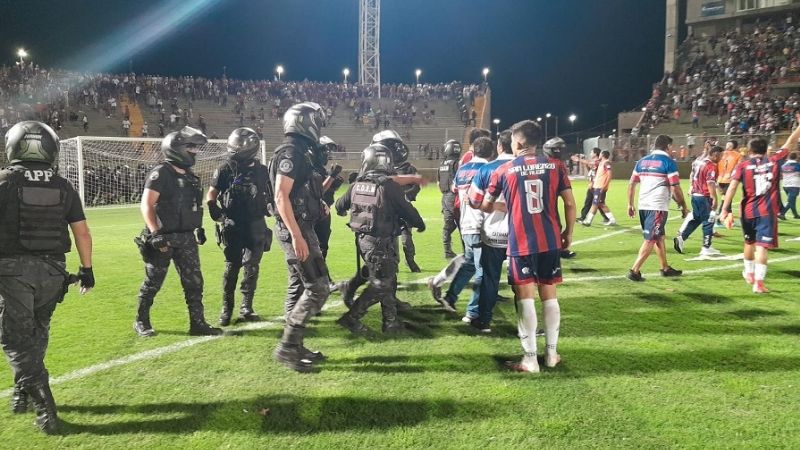 Goleada del “león”, papelón ”Santo” y bochorno policial