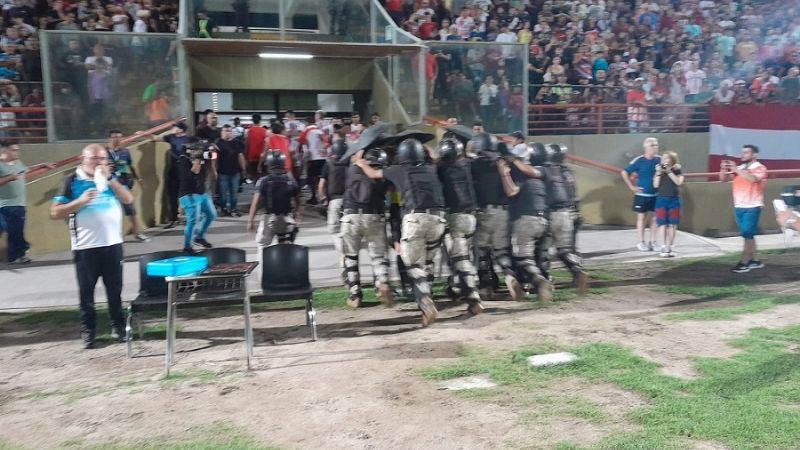 Goleada del “león”, papelón ”Santo” y bochorno policial