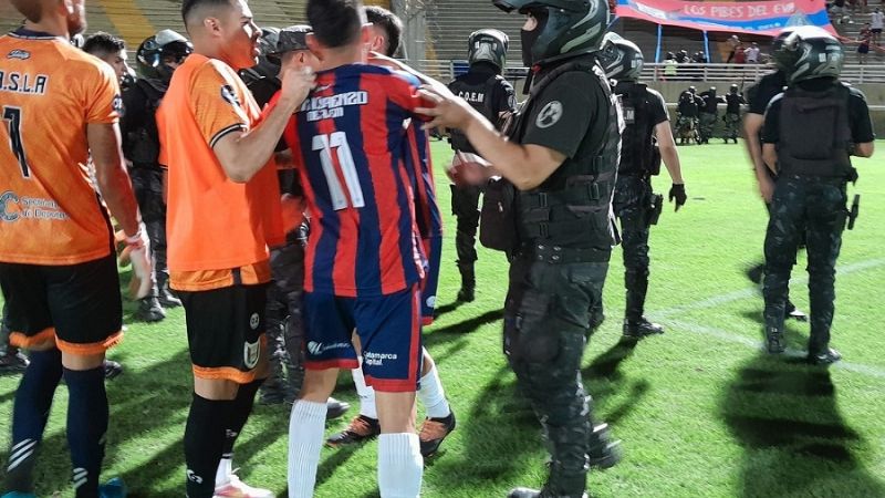 Goleada del “león”, papelón ”Santo” y bochorno policial