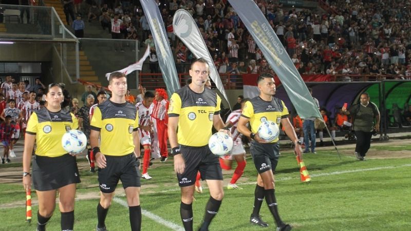 Goleada del “león”, papelón ”Santo” y bochorno policial