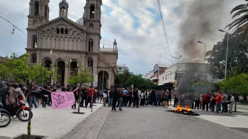 Protesta policial en La Rioja, recalienta relación con Milei