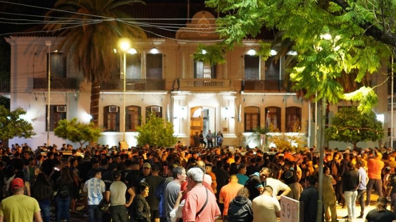 Protesta policial en La Rioja, recalienta relación con Milei