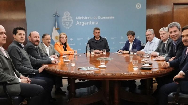 Gobernadores peronistas se reúnen el jueves para analizar ley ómnibus y mega DNU