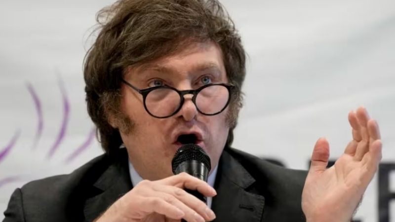 Milei confirmó que el Gobierno dará de baja 70 mil contratos de empleados públicos