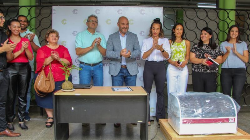 El ministro Zampieri entregó nuevo equipamiento de laboratorio para Icaño