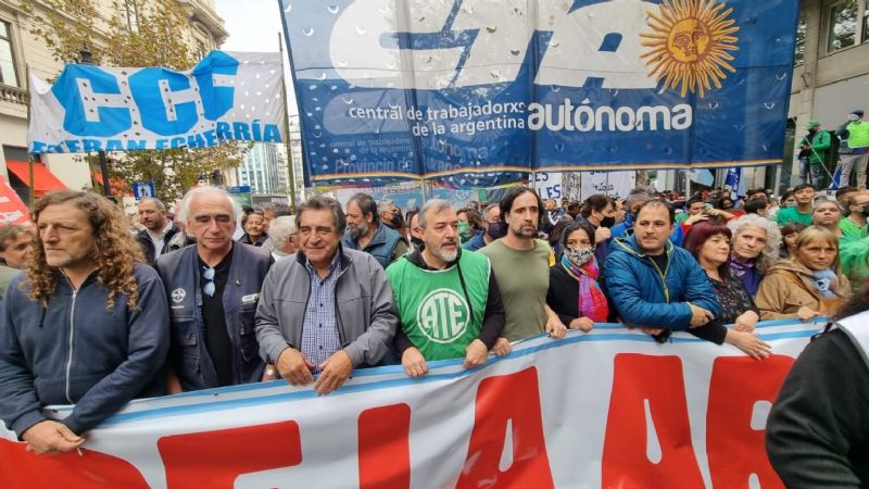 El gobierno confirmó que descontará el día a los estatales que paren